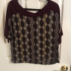 Short top with geo shapes design